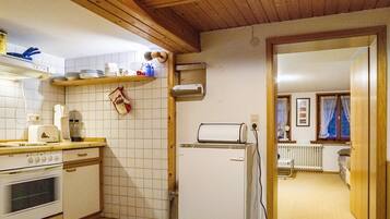 Fridge, oven, stovetop, coffee/tea maker