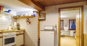 Kühlschrank, Ofen, Herdplatte, Wasserkocher mit Kaffee-/Teezubehör