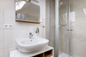 Een douche, een haardroger, handdoeken