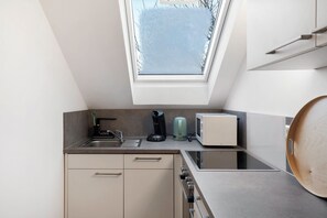 ثلاجة، ميكروويف، فرن، موقد طهي مسطح