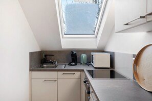 Frigorifero, microonde, forno, piano cottura