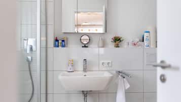 Douche, sèche-cheveux, serviettes fournies