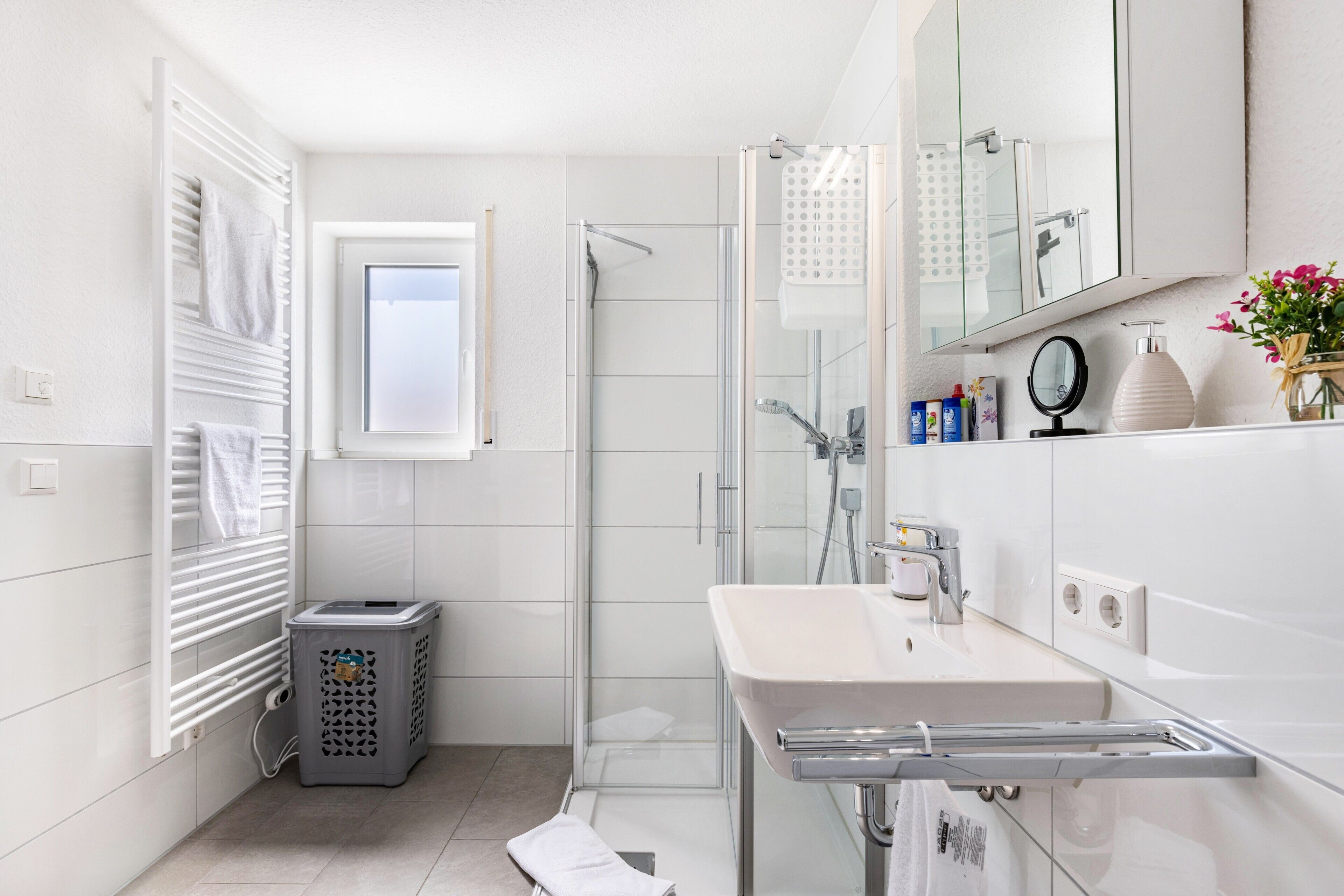 Dusche, kostenlose Toilettenartikel, Haartrockner, Handtücher