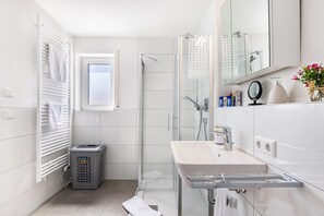 Suihku, ilmaiset hygieniatuotteet, hiustenkuivaaja, pyyhkeet