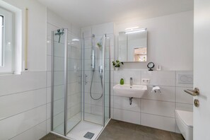 Ducha, artículos de tocador gratuitos, secador de pelo, toallas