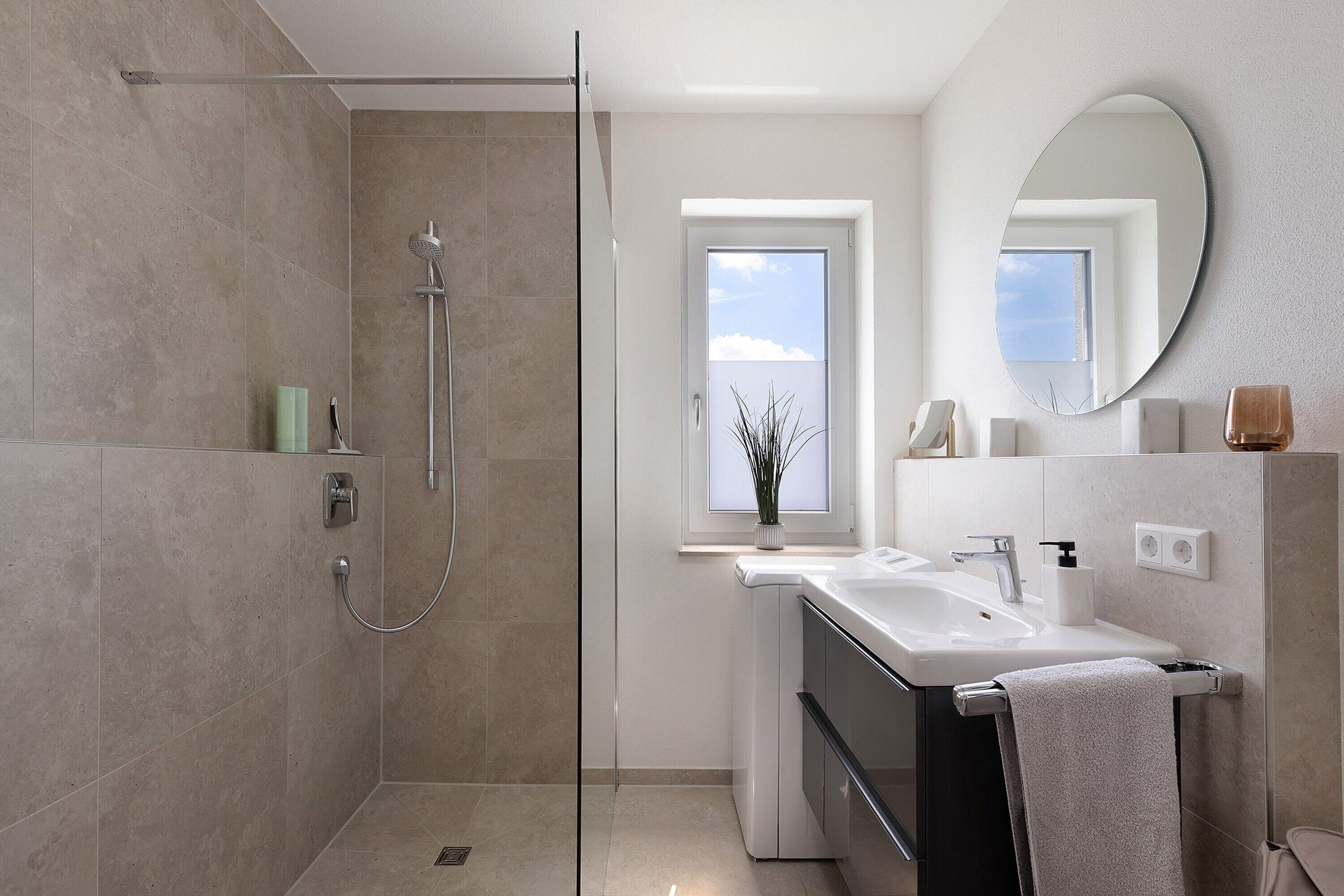 Regadera, amenidades de baño gratuitas, secadora de cabello, toallas 