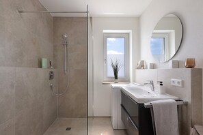 Een douche, gratis toiletartikelen, een haardroger, handdoeken