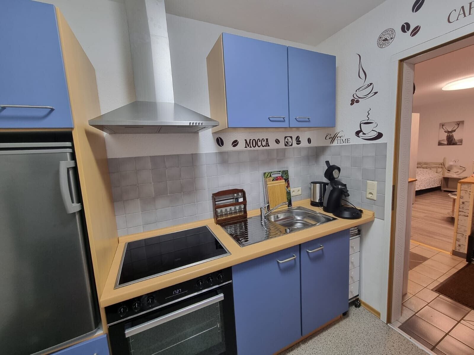 Kylskåp, mikrovågsugn, ugn och spishäll