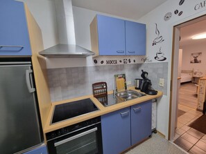 Een koelkast, een magnetron, een oven, een kookplaat