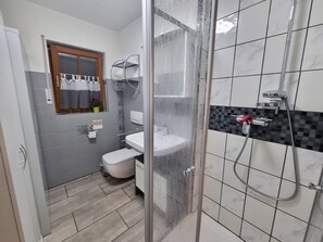 Een douche, handdoeken