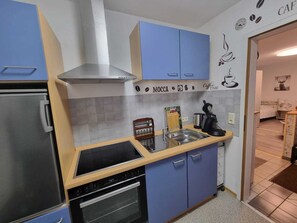 Jääkaappi, mikroaaltouuni, uuni, liesi