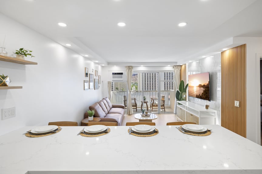 High Floor 2br/2ba+den 4beds Partial Ocean View + 1 Parking 2 Min From The Beach - Honolulu, HI