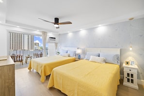 3 habitaciones, escritorio y tabla de planchar con plancha