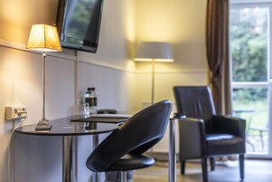 Escritorio y espacio para trabajar con laptop 