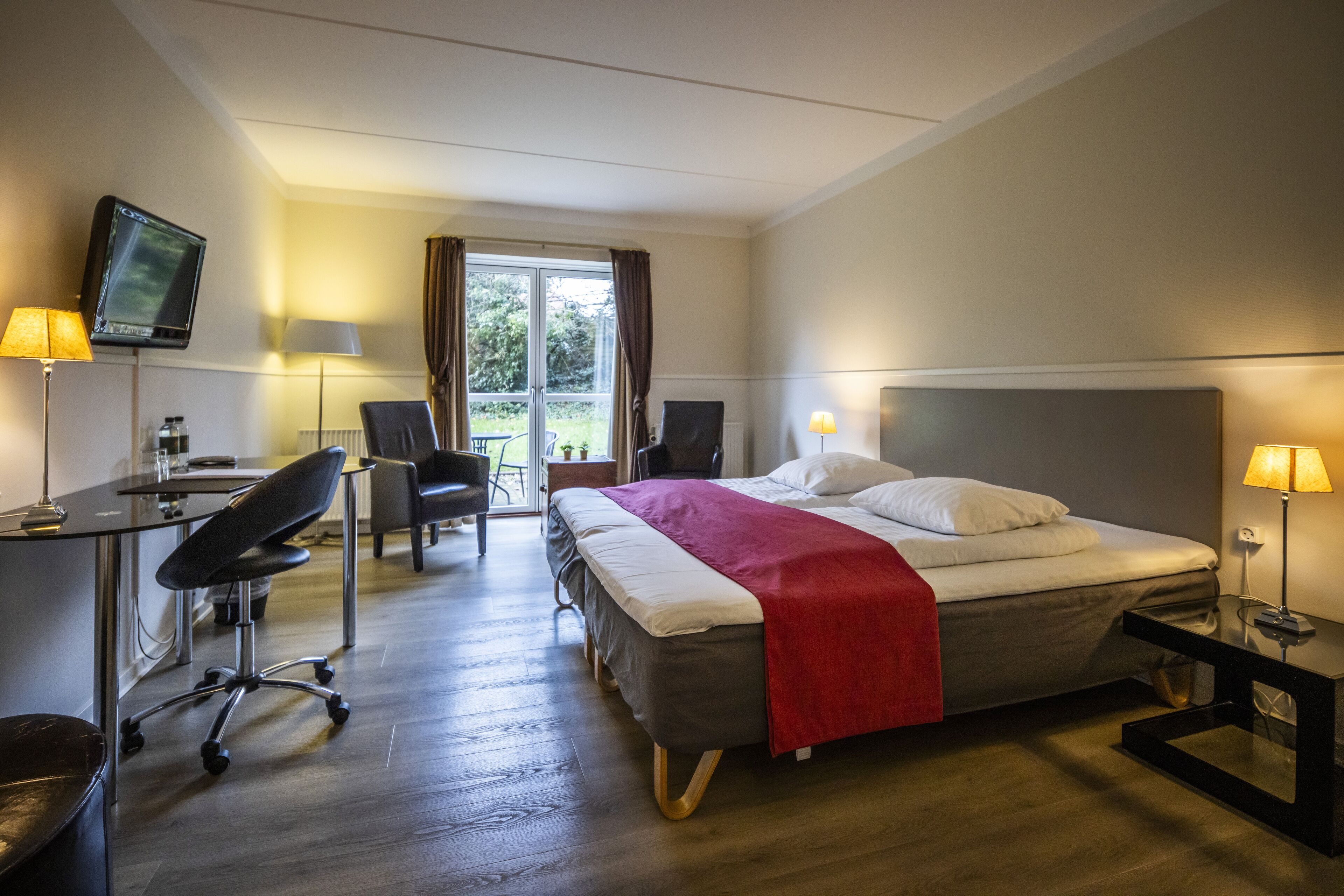 Comfort Room | Desk, laptop workspace, iron/ironing board, free WiFi