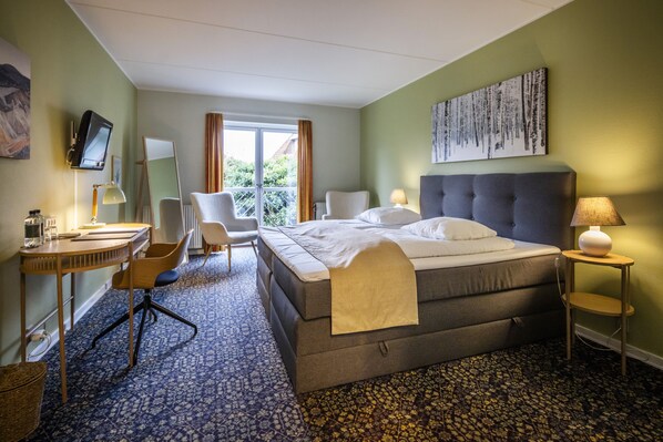 Comfort-Zimmer | Schreibtisch, laptopgeeigneter Arbeitsplatz, Bügeleisen/Bügelbrett