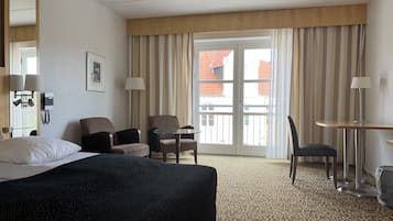 Quarto casal empresarial, 1 cama Queen | 1 quarto, escrivaninha, espaço de trabalho para notebook