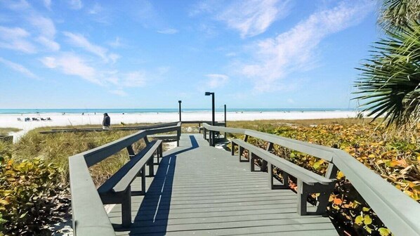 Beach nearby - Siesta Key 2BR condo with a pond view from the relaxing lanai - GBB 1226 (Siesta Key)