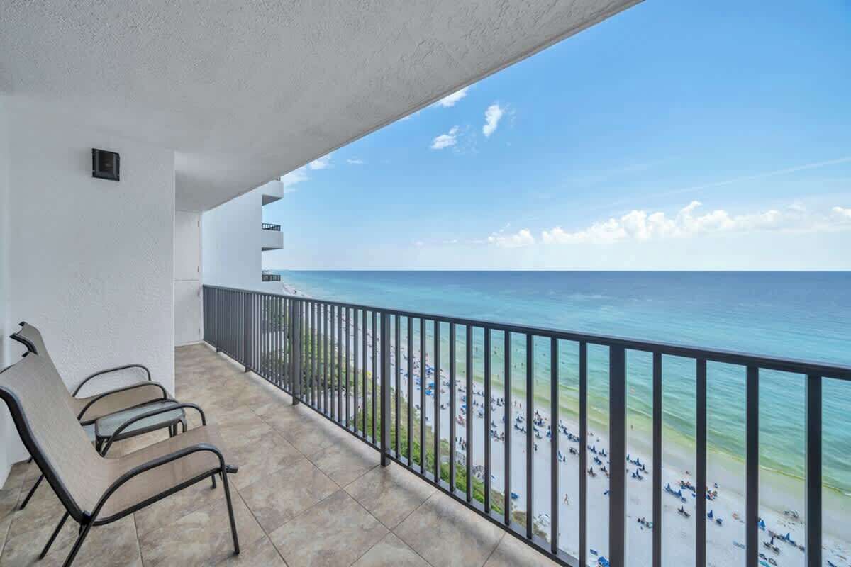 Un balcon avec vue sur la plage et l’océan.