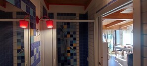 Een douche, een haardroger, een bidet, handdoeken