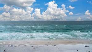 A beach with a clear sky and ocean waves. - Family Beachfront Corner Unit Sleeps 6 (Santa Rosa Beach)