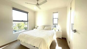 4 bedrooms, iron/ironing board, WiFi, bed sheets