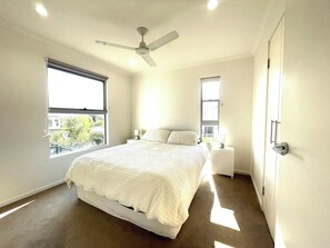 4 bedrooms, iron/ironing board, WiFi, bed sheets