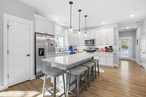 ثلاجة، ميكروويف، فرن، موقد طهي مسطح