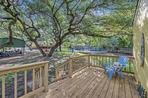 Property grounds - The Bird Nest- Bunkhouse, Sports Court, & Kayaks (Kingsland)