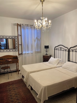 3 habitaciones, tabla de planchar con plancha, wifi y ropa de cama