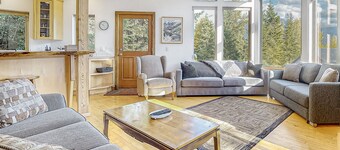 Hillside home with spectacular mountain view, close to Summit East lift