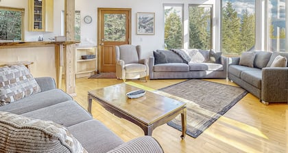 Hillside home with spectacular mountain view, close to Summit East lift