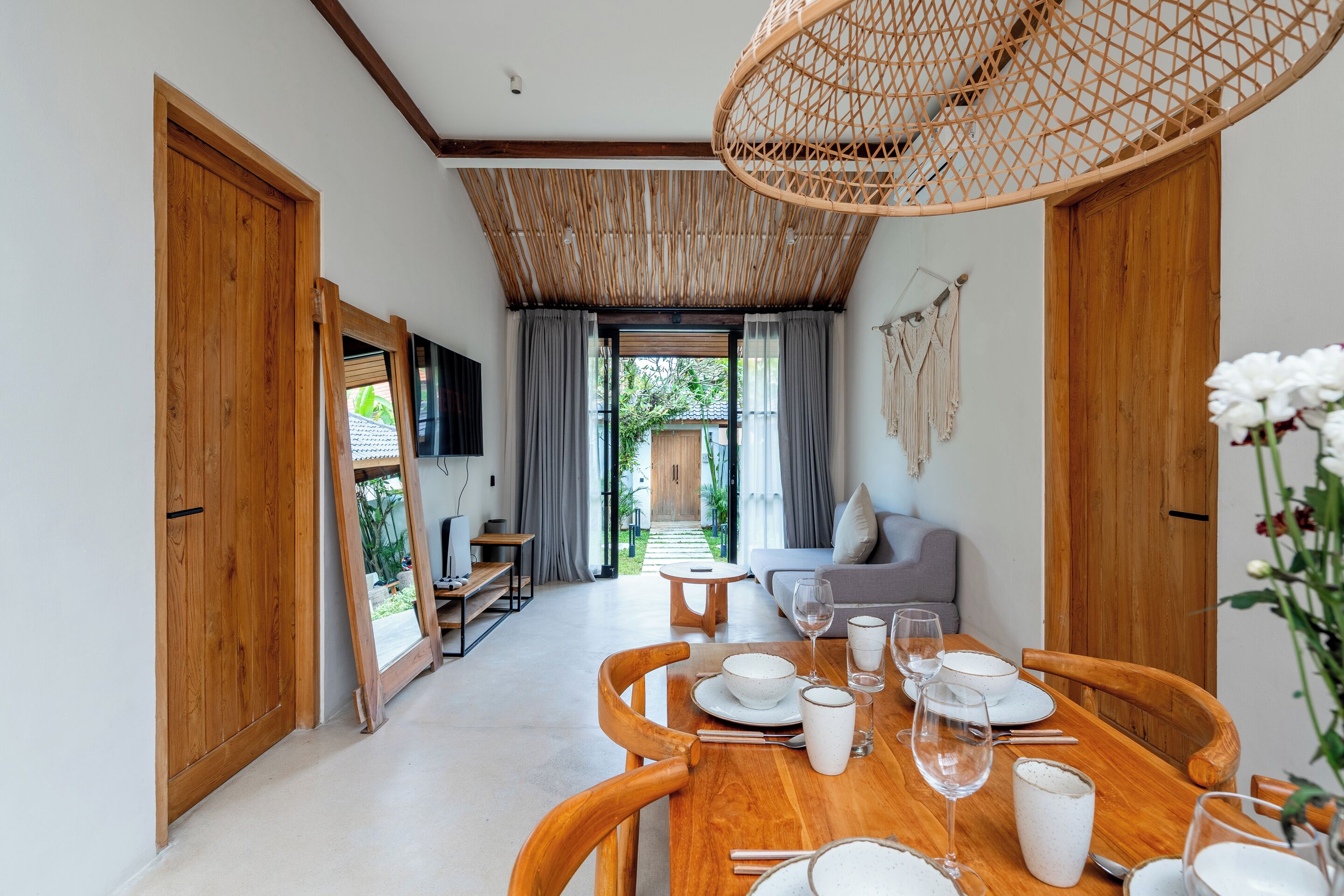 42-tommers smart-tv med digitale kanaler, spillekonsol