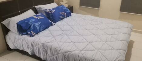 4 habitaciones, tabla de planchar con plancha y ropa de cama