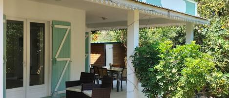 屋外ダイニングエリア