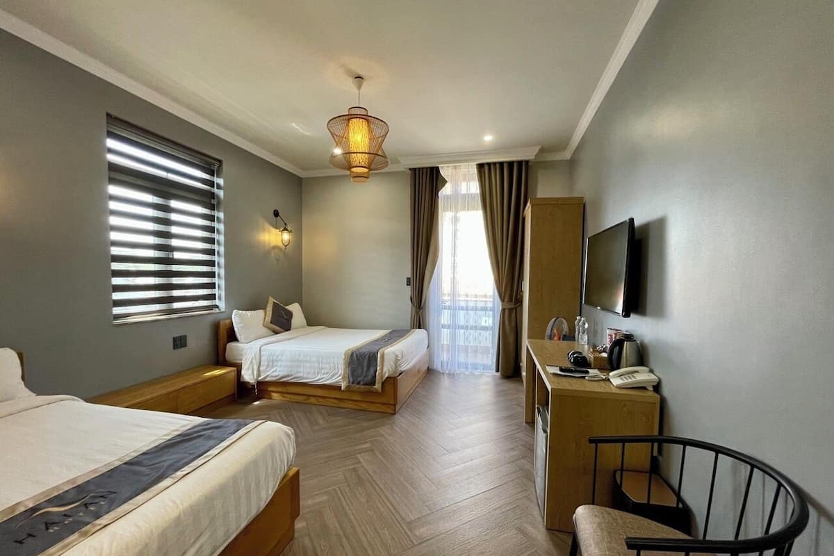 Standard Double Room | Peralatan tempat tidur premium, gebar bulu kapas, busa memori, meja