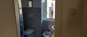 Bruser, gratis toiletartikler, hårtørrer, bidet