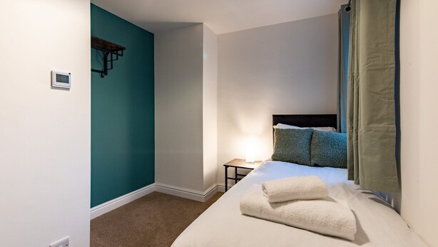 Room - Harcourt 1D: 2BR Flat with Parking in Newark (Newark-on-Trent)