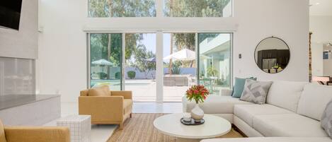 Smart TV, fireplace, ping pong, stereo