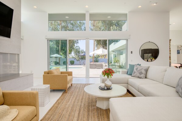 Smart TV, chimenea, mesa de ping pong, estéreo