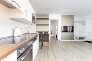 Jääkaappi, mikroaaltouuni, uuni, liesi