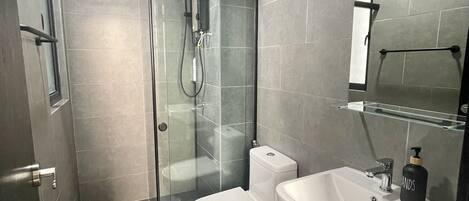 Dusche, Haartrockner, Bidet, Handtücher