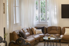 Living room - An Enchanting House With a Lush Garden (Athens)