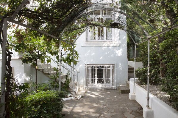 Exterior - An Enchanting House With a Lush Garden (Athens)