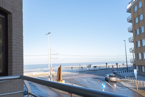 Gerenoveerd appartement met zijdelings zeezicht en kwalitatieve materialen