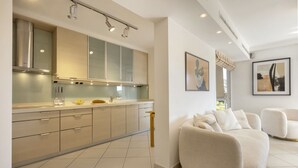 Een moderne keuken met een groot eiland, inbouwapparatuur en een minimalistisch design.