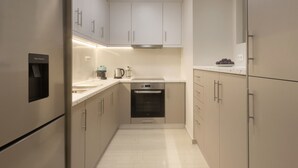 Appartement, 2 chambres, balcon | Cuisine privée | Cafetière/bouilloire, four, chaise haute, nécessaire de nettoyage