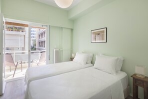 2 bedrooms, individually decorated, laptop workspace, free WiFi - 2 BDR Apartment Near Mavilli Square (Athens)