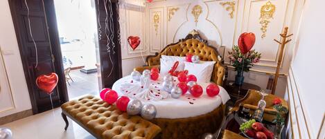 Premium bedding, minibar, desk, soundproofing