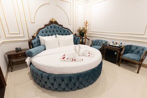 Deluxe Double Room | Premium bedding, minibar, desk, soundproofing - Royal Hotel - Sai Dong - Long Biên (Hanoi)